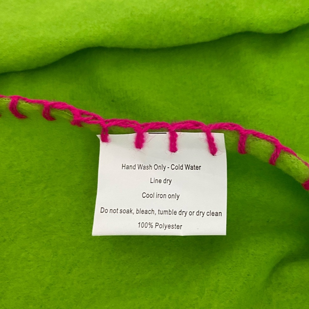 DKNY “Be Delicious” Throw Blanket - Picture 9 of 10